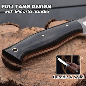 Puede incluir: Primer plano de un cuchillo con mango de Micarta negro y dise&ntilde;o de tang completo. El mango tiene una incrustaci&oacute;n de madera y pasadores de lat&oacute;n. El texto "FULL TANG DESIGN with Micarta handle" es visible en la parte superior de la imagen. Una imagen m&aacute;s peque&ntilde;a en la esquina inferior derecha muestra la hoja del cuchillo y el texto "Durable & Solid".