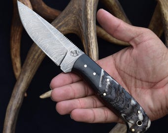 Cuchillo de supervivencia artesanal de acero de Damasco: mango de cuerno de carnero, funda de cuero.