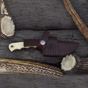 Handmade Damascus Steel Drop Point Hunting Knife: Cattle Bone Handle, Cowhide Sheath Bild 6