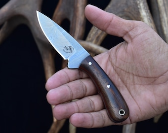 Ręcznie robiony nóż kowbojski ze stali damasceńskiej: rękojeść z palisandru, skórzana pochwa