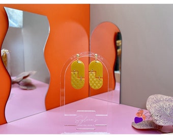 Okerkleurige "Capsule"-oorbellen van polymeerklei in 24-karaats verguld messing | Sieraden van polymeerklei | Trendy oorbellen