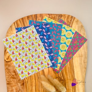 Peut inclure: Cinq feuilles de papier à motifs avec différents motifs colorés. Les motifs comprennent des formes géométriques, des fleurs et des motifs abstraits.