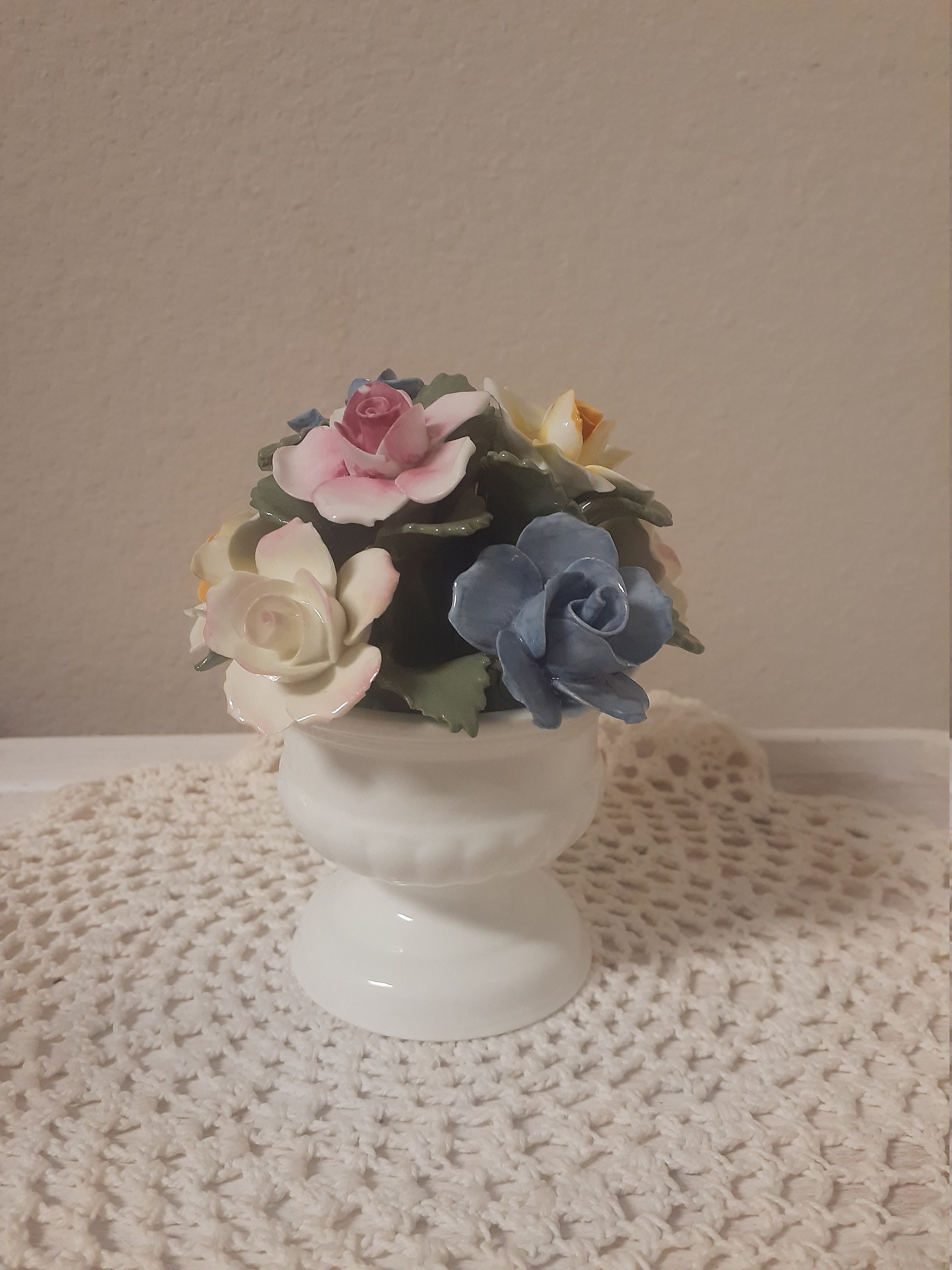 LOVELY * CROWN ROYAL * BONE CHINA FLOWER BOUQUET / FLORAL Footed POT ~  ENGLAND