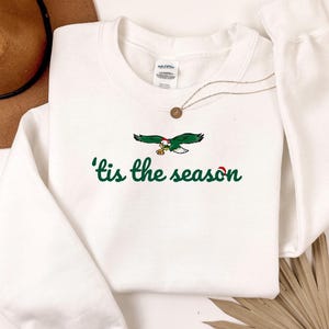 Philadelphia Christmas Shirt or Sweatshirt, ‘Tis The Season Football Tee, Santa Bird Gang Holiday Sweatshirt, Philly Game Day Festive Top afbeelding 1