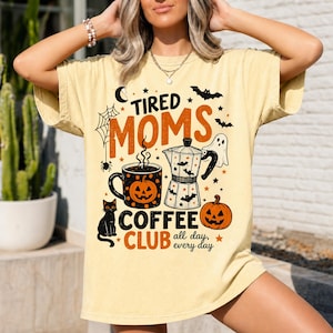 Comfort Colors® Halloween Mom Shirt, Tired Moms Coffee Club Tee, Spooky Season Shirt, Cute Ghost Pumpkin Fall Tee imagen 1