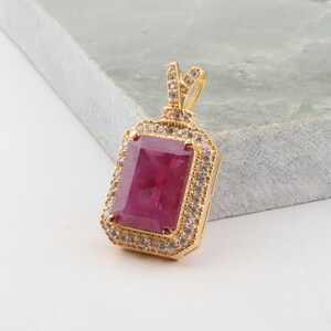 Natürlicher Smaragdschliff Rubinanhänger, vergoldeter Halo, Juli Birthstone Halskette