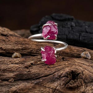 Roher Rubin-Bypass-Ring, Sterlingsilber, natürlicher zwei Steinschmuck, verstellbares Band