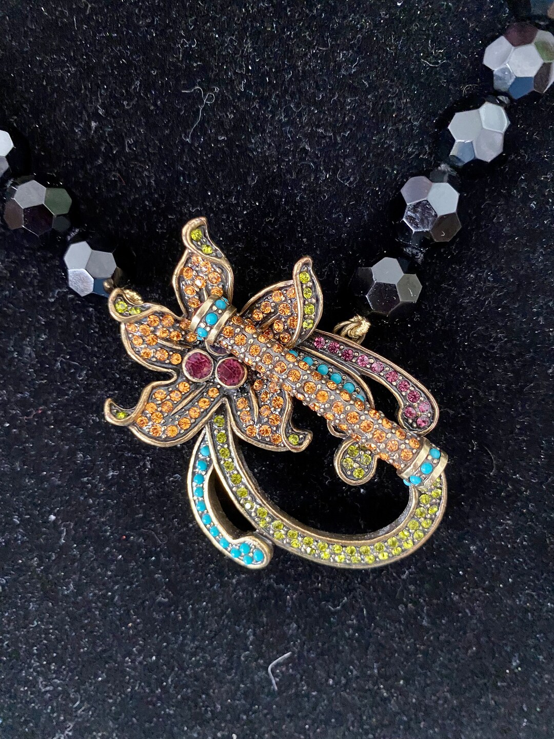 Collier Heidi Daus Perles Bleues Avec Pendentif Art Déco Amovible - Neuf Sans Boîte