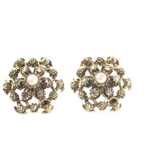 Pendientes Vtg Florenza firmados en tono dorado con perlas falsas y tachuelas de flores