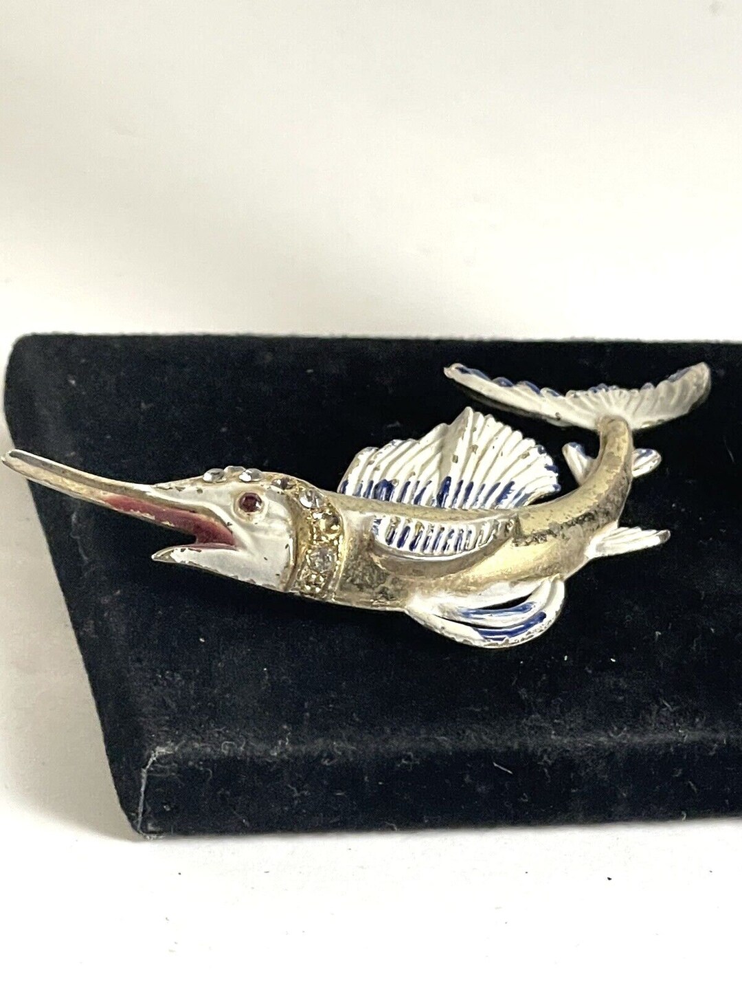 Grande Broche Vintage Espadon (swordfish) – Sculptée En Nacre – XXème – Irisé