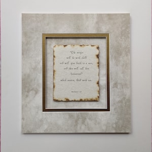 Matthieu 1:23 La vierge sera avec l’enfant, tapissé sur mesure, écriture sur papier parchemin, versets bibliques