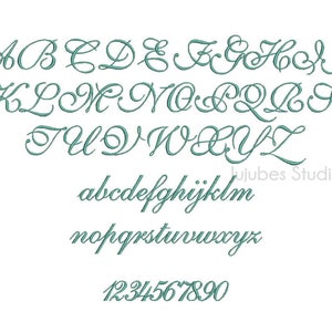 Könnte beinhalten: Ein vollständiger Satz von Alphabet und Zahlen in einer teal-Schriftart. Die Buchstaben A bis Z werden in Groß- und Kleinschreibung sowie die Zahlen 0 bis 9 angezeigt. Der Text "Jujubes Studio" ist ebenfalls sichtbar.