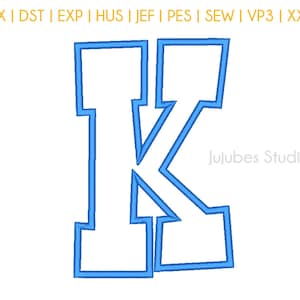 Puede incluir: Una letra mayúscula K con contorno azul y un interior blanco. La letra está en un estilo de fuente en negrita y en bloque. El texto "Jujubes Studio" está en la esquina inferior derecha de la imagen.