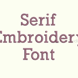 Könnte beinhalten: Nahaufnahme der Worte "Serif Embroidery Font" in Mauve, auf cremefarbenem Stoff gestickt. Die Schriftart ist ein klassischer Serif-Stil mit klaren Linien und Vintage-Ästhetik.