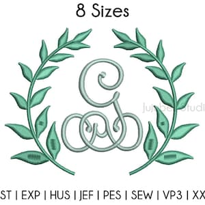 Könnte beinhalten: Ein Monogramm-Anfangsbuchstabe "G" mit einem dekorativen Wirbeldesign, umgeben von einem Kranz aus grünen Blättern. Der Text "8 Sizes" befindet sich oben im Bild. Der Text "DST | EXP | HUS | JEF | PES | SEW | VP3 | XXX" befindet sich unten im Bild.