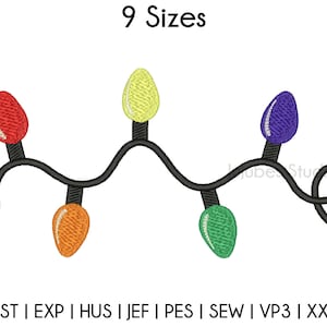 Puede incluir: Una cadena de luces navideñas de colores con bombillas rojas, amarillas, naranjas, verdes y moradas. Las luces están enhebradas en un cable negro y tienen una forma curva. El texto "9 tamaños" está por encima de las luces.