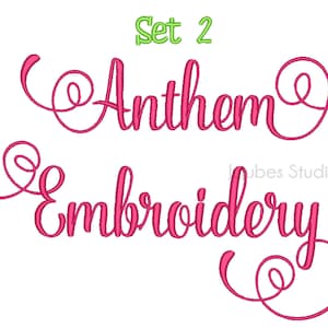 Puede incluir: Conjunto de 2 diseños de bordado con las palabras "Anthem Embroidery" en una fuente cursiva rosa con remolinos decorativos.