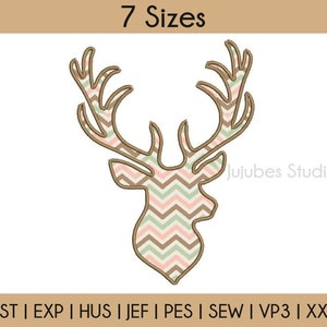 Può includere: Un disegno di ricamo digitale di una testa di cervo con corna e corpo a motivi chevron in tonalità di marrone, rosa e verde. Il design è disponibile in 7 dimensioni.