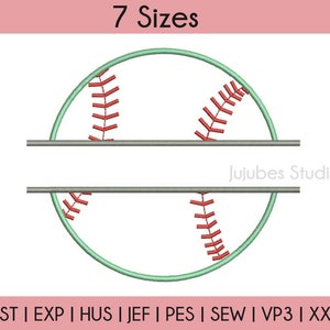 Op de afbeelding: Een gesplitst monogramontwerp met een groene baseball met rode stiksels. Het ontwerp is verkrijgbaar in 7 maten: DST, EXP, HUS, JEF, PES, SEW, VP3 en XXX. De tekst "Jujubes Studio" is in het ontwerp opgenomen.