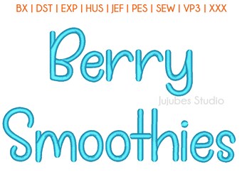 Puede incluir: Un diseño bordado en azul que dice "Berry Smoothies" con el texto "Jujubes Studio" debajo.