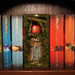 Diorama de rincón de lectura con una casa de hadas, inserto para estante de rincón de lectura, casa del árbol, rincón de lectura de hadas, decoración de estantería, inserto para estantería