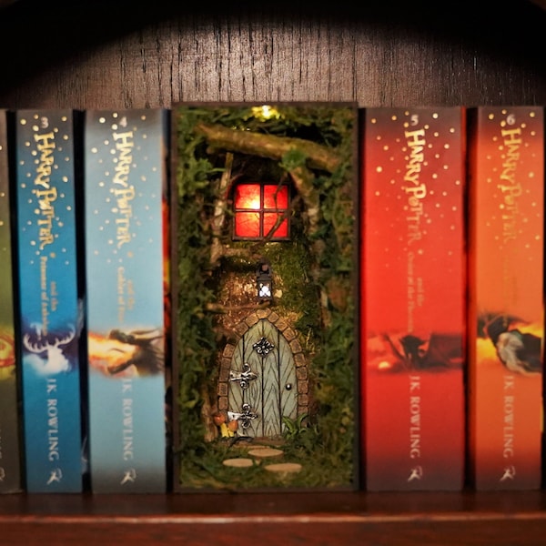 Diorama de rincón de lectura con una casa de hadas, inserto para estante de rincón de lectura, casa del árbol, rincón de lectura de hadas, decoración de estantería, inserto para estantería