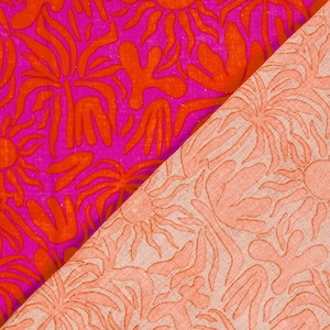 Tissu en gaze de coton présenté sur l'endroit et l'envers avec un motif répété de soleils orange stylisés et de formes organiques.