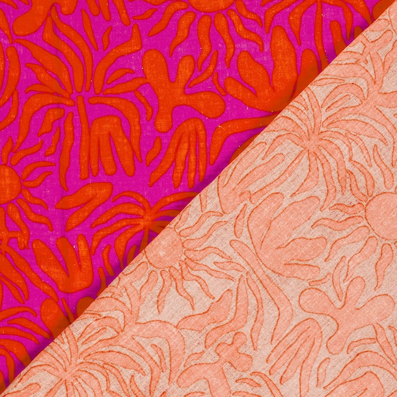Tissu en gaze de coton présenté sur l'endroit et l'envers avec un motif répété de soleils orange stylisés et de formes organiques.