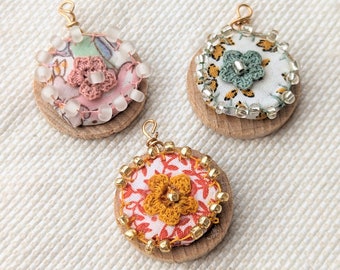 Amulettes de Joie et de Vie en Micro Crochet - Pendentifs Éco-responsables sur Bois de Hêtre