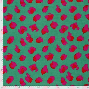 détail du tissu en gaze de coton vert avec un motif léopard rouge et rose. un tissu très coloré parfait pour l'été