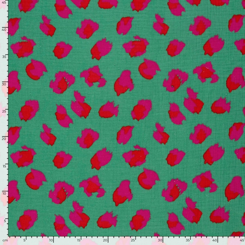 détail du tissu en gaze de coton vert avec un motif léopard rouge et rose. un tissu très coloré parfait pour l'été