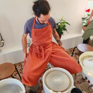 Geteilte Töpferschürze, lang, verstellbar, bequeme Werkstattschürze mit Brusttasche – für Keramiker, Künstler, Kreative