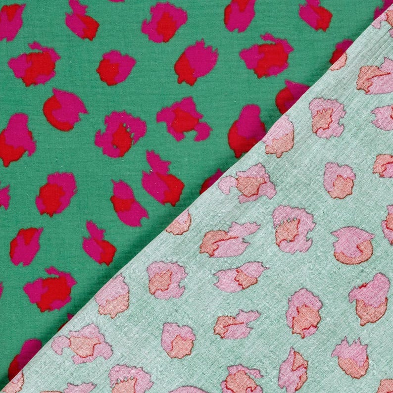 endroit et envers du tissu avec un motif léopard, vert avec des taches roses et rouges. Le tissu a un aspect texturé