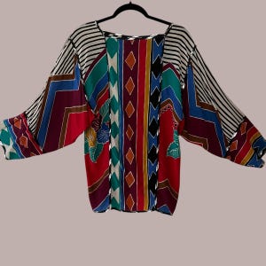 Camicetta vintage anni &#39;80 con fantasia e maniche a dolman, taglia 4