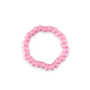 Anillo de cuentas de semillas rosas