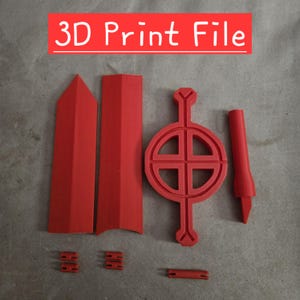Op de afbeelding: Rode 3D-geprinte componenten, waaronder een zwaardblad, handvat en kruisvormig embleem. De tekst "3D Print File" wordt weergegeven in een rode banner boven de componenten.