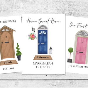 K&ouml;nnte beinhalten: Drei illustrierte Haust&uuml;r-Drucke mit Willkommensmatten. Der erste Druck ist braun mit dem Text "THE WILSON FAMILY" und "Hello EST. 2014". Der zweite Druck ist blau mit dem Text "Home Sweet Home" und "MARK & LEAH EST. 2022". Der dritte Druck ist rosa mit dem Text "Our First Home" und "10 THE MALTINGS".