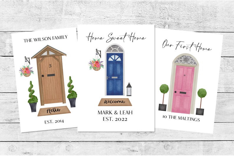 K&ouml;nnte beinhalten: Drei illustrierte Haust&uuml;r-Drucke mit Willkommensmatten. Der erste Druck ist braun mit dem Text "THE WILSON FAMILY" und "Hello EST. 2014". Der zweite Druck ist blau mit dem Text "Home Sweet Home" und "MARK & LEAH EST. 2022". Der dritte Druck ist rosa mit dem Text "Our First Home" und "10 THE MALTINGS".