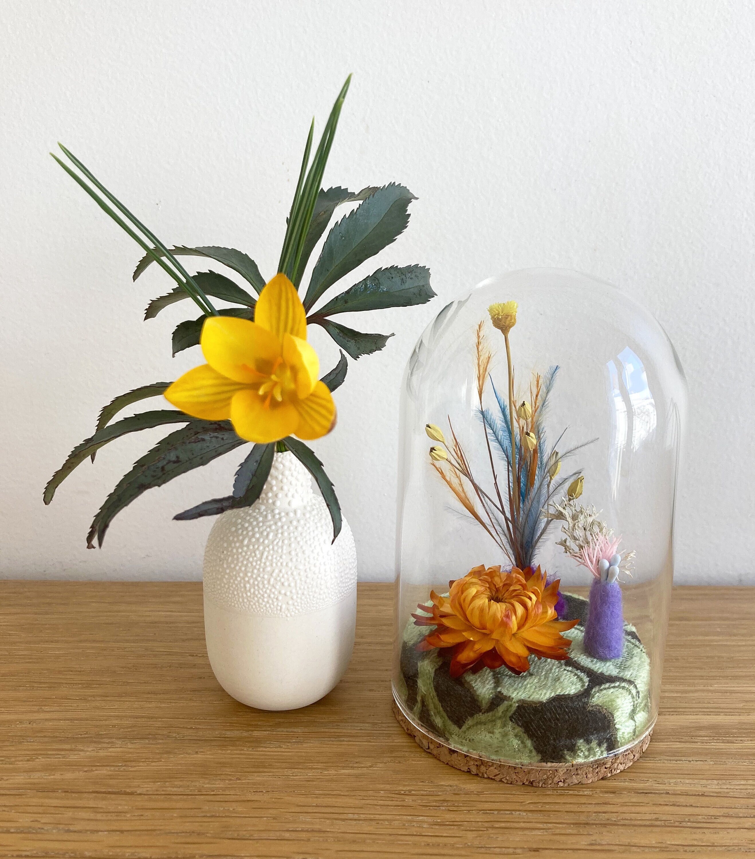 Fleurs Sous Globe en Verre, Pièce Unique, Fleurs Séchées, Lichen, Plumes/Microcosme 140