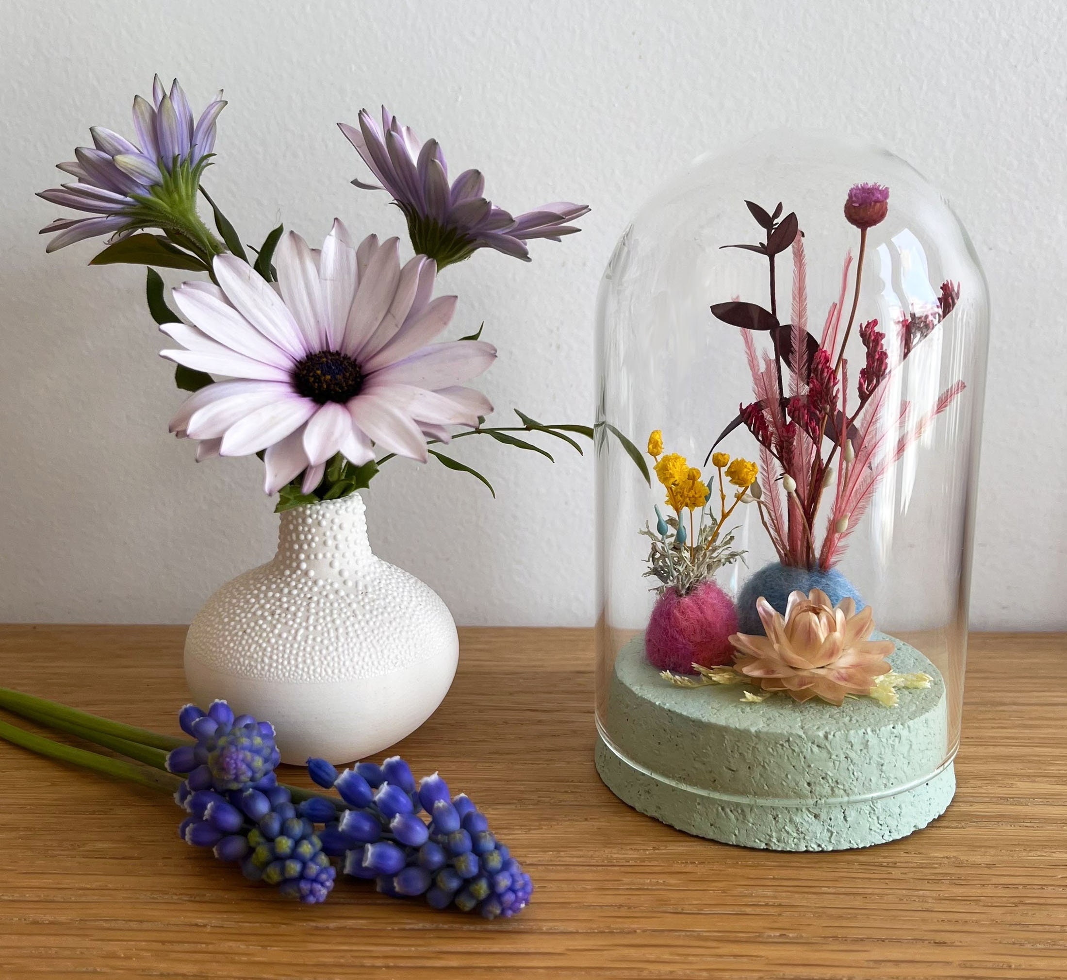 Composition Florale Poétique Sous Globe en Verre, Pièce Unique, Objet Artisanal, Fleurs Séchées, Lai