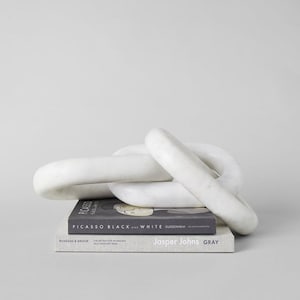 Decorazione a maglie di catena in marmo bianco