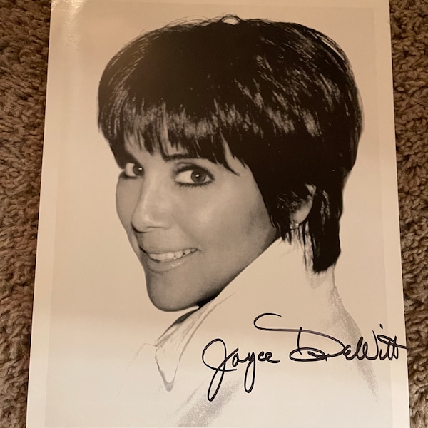 Joyce Dewitt signed picture