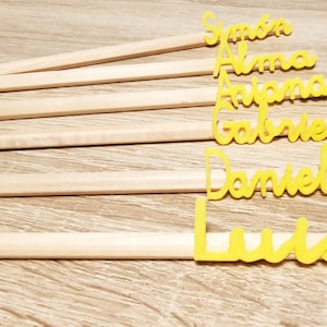 Lápices personalizados con letra escolar.