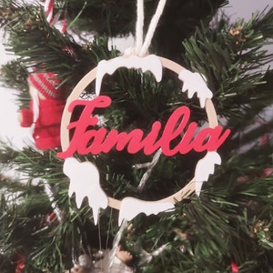 Personalisierte Kugel mit Schnee zum Schmücken des Weihnachtsbaums.