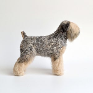 Schwarze russische Hundeskulptur - Handgefertigtes Filzhundeportrait, Wollterrier-Figur, Haustier-Erinnerungsgeschenk für Hundeeltern