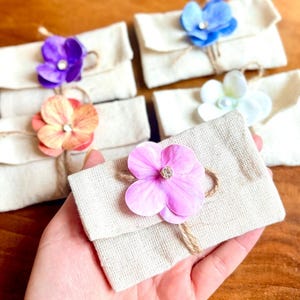 Sacchetto regalo in lino con sapone fatto a mano e fiori secchi, regalo personalizzato, sacchetto rustico floreale per bomboniere, regalo per feste boho, bomboniere per matrimonio e fidanzamento