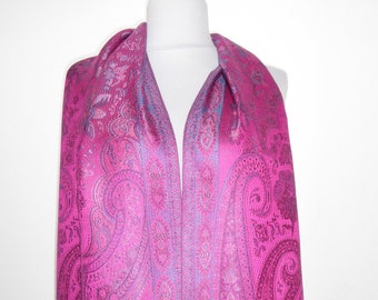 Elégant foulard en soie indien fuchsia avec motifs paisleys, fleurs et vrilles, foulard en soie double tissé 'Jamawar' fuchsia