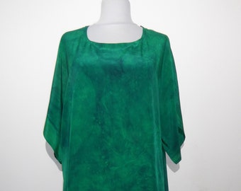 Kaftankleid aus handgefärbter grüner Kreppseide, Seidenkaftan Batik grün XXL