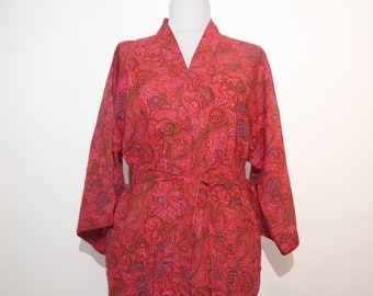 Morgenmantel aus reiner Baumwolle in rot mit floralen Mustern, Baumwollkimono rot mit Blumenprint