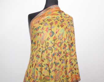 Étole en soie jaune colorée aux motifs indiens modernes